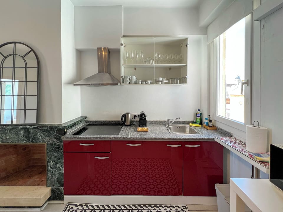 Full-size fridge, microwave, stovetop, coffee/tea maker
