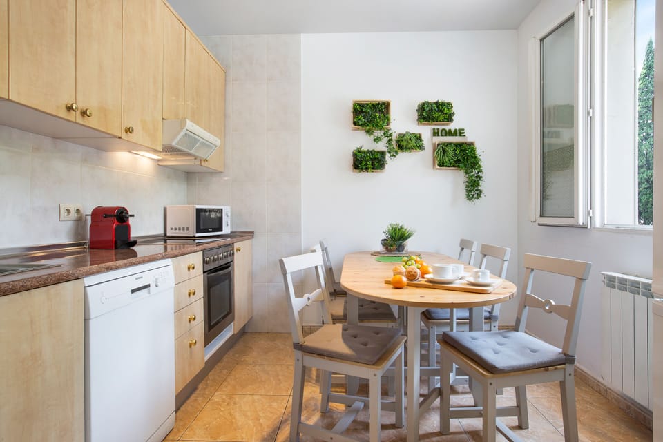 Full-size fridge, microwave, oven, stovetop