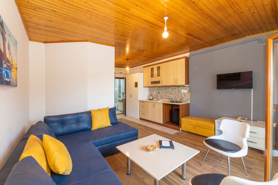 Suite with Balcony | Premium bedding, in-room safe, desk, laptop workspace
