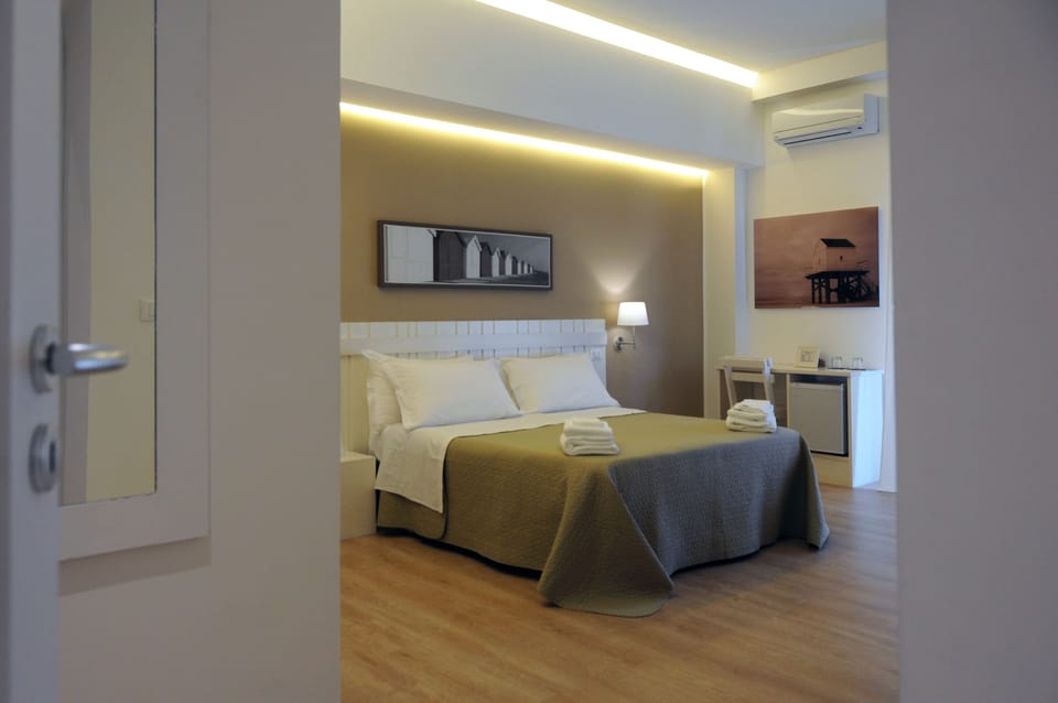 Premium bedding, minibar, in-room safe, desk