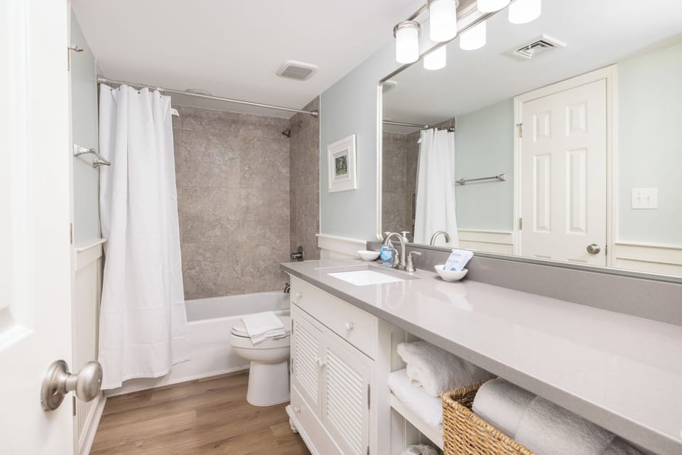 The front bathroom features a tub-shower combo