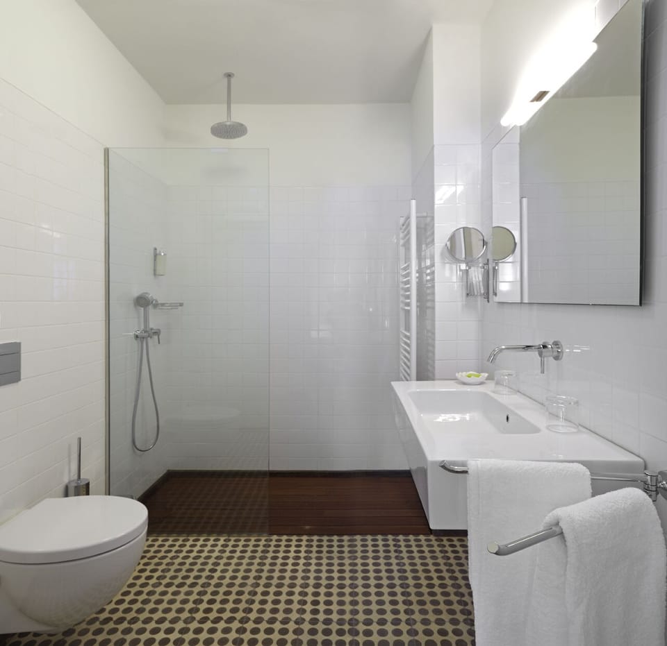 Family Studio Suite | Bathroom | Shower, rainfall showerhead, hair dryer, heated floors