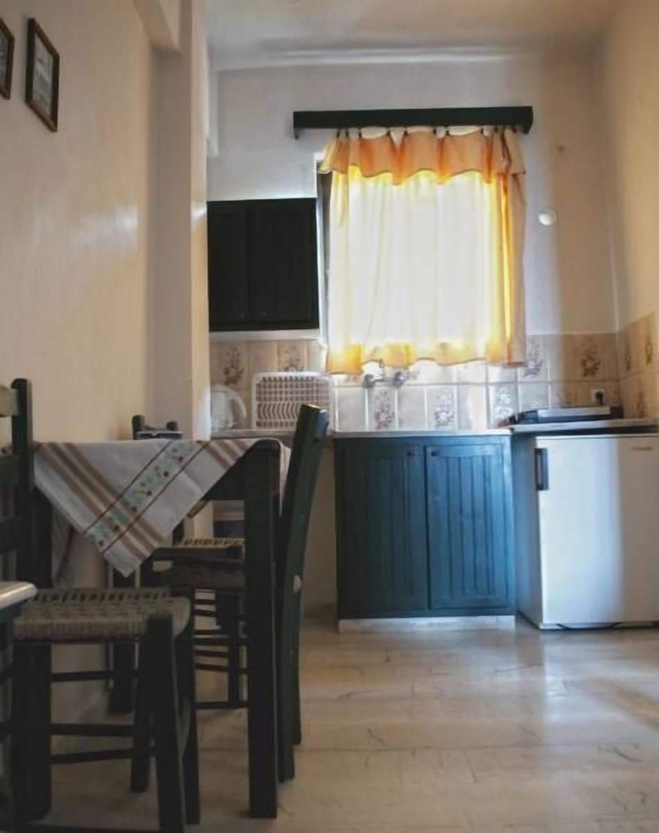 Quadruple Room, 1 Bedroom | In-room dining