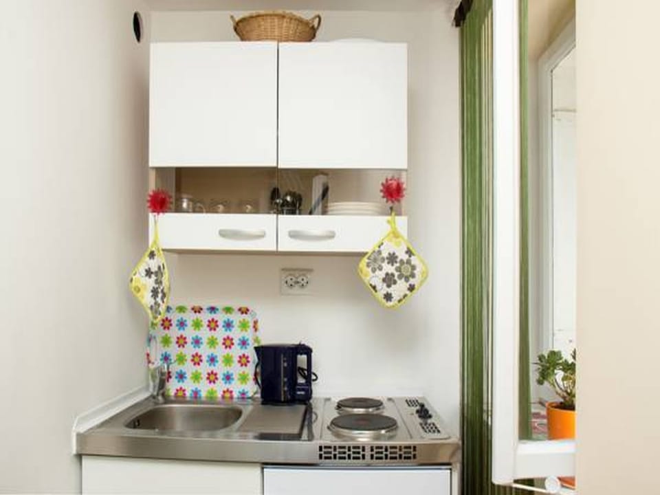 Apartment (A1) | Private kitchen | Fridge, stovetop, coffee/tea maker, electric kettle