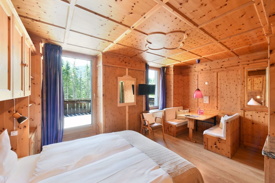 Kleines Studio mit Balkon | In-room safe, individually decorated, individually furnished, desk