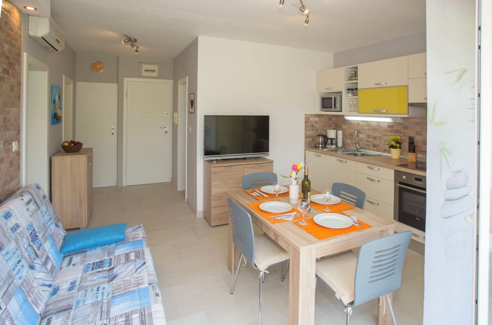Apartment (A1) | Private kitchen | Fridge, microwave, oven, stovetop