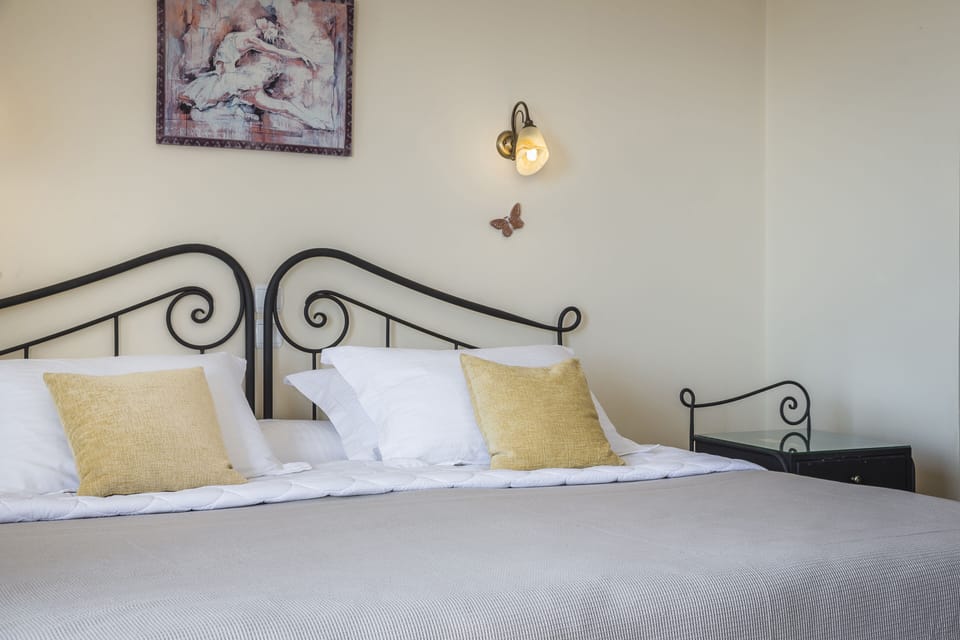 Classic Room | In-room safe, blackout drapes, soundproofing, iron/ironing board