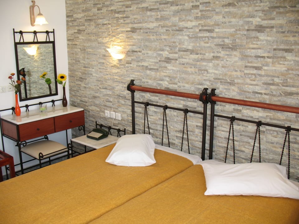 Standard Suite | In-room safe, desk, blackout drapes, free WiFi