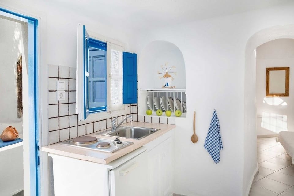 Small Cave Apartment | Private kitchenette | Fridge, stovetop, coffee/tea maker, electric kettle