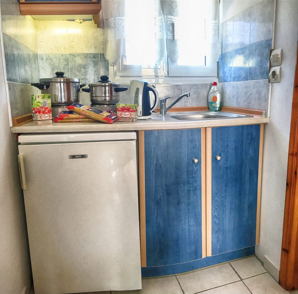 Studio | Private kitchenette | Fridge