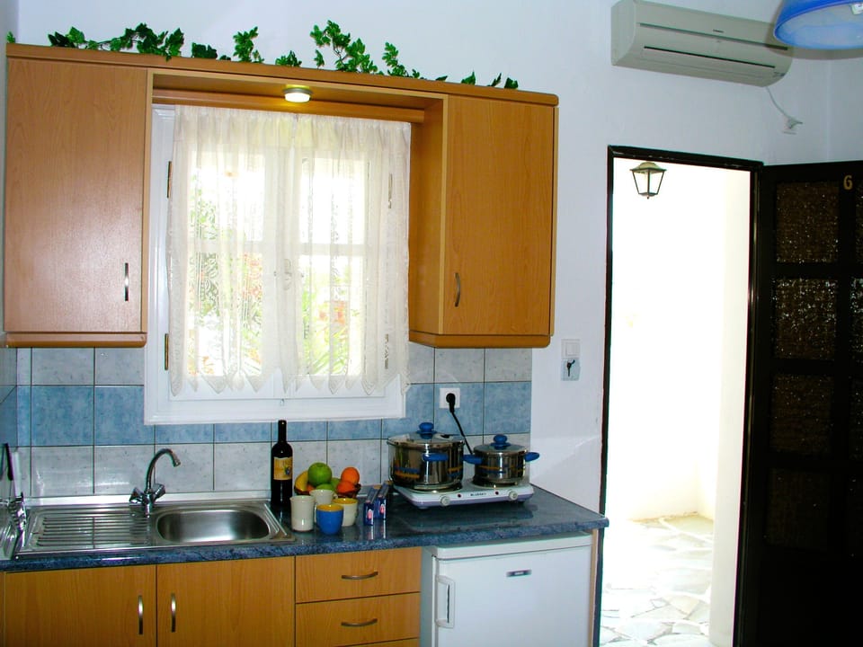 Family Apartment, Garden View | Private kitchenette | Fridge