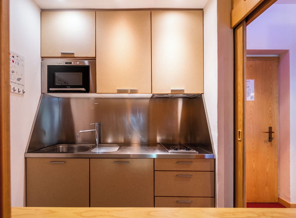 Fridge, stovetop, coffee/tea maker, electric kettle