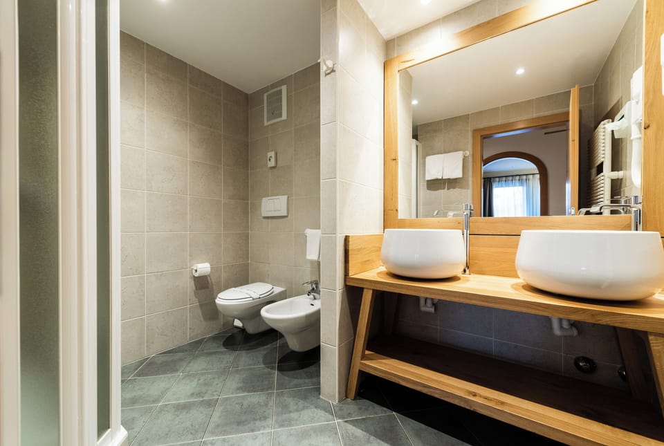 Classic Double Room | Bathroom | Combined shower/tub, free toiletries, hair dryer, bathrobes