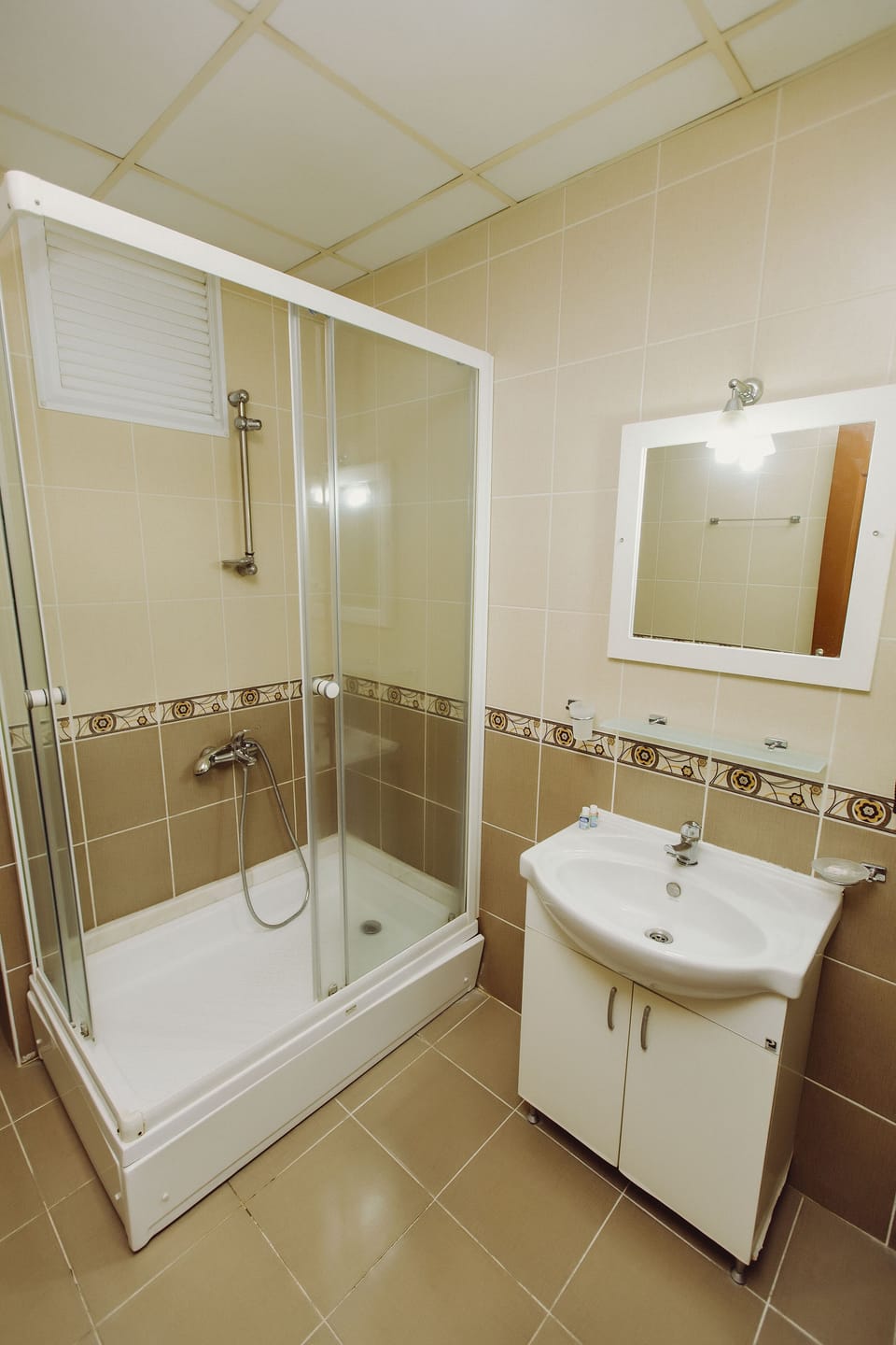 Standard Double or Twin Room | Bathroom | Bathtub, free toiletries, hair dryer, slippers