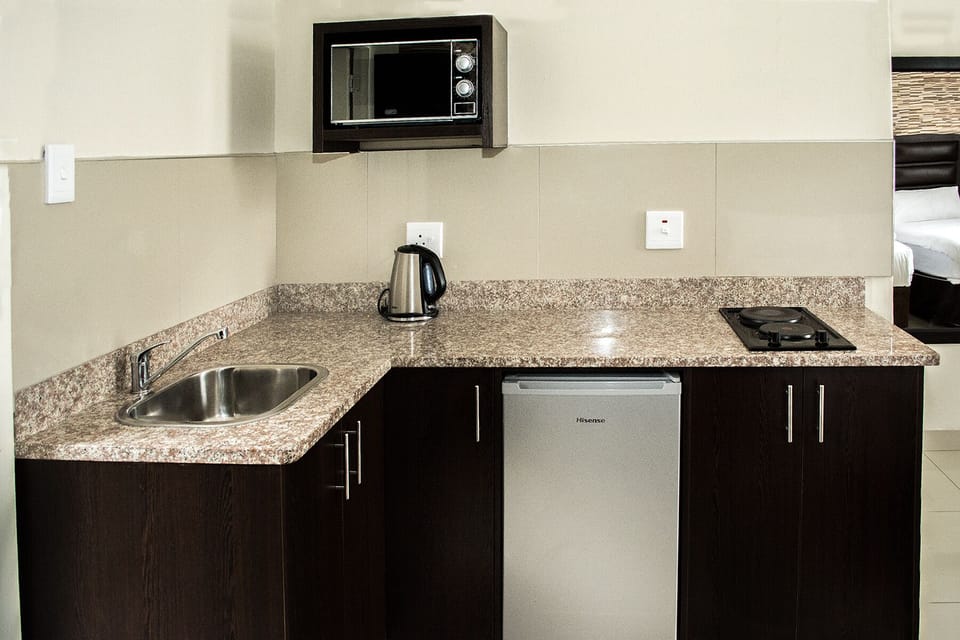 Family Room | Private kitchenette | Mini-fridge, microwave, stovetop, coffee/tea maker