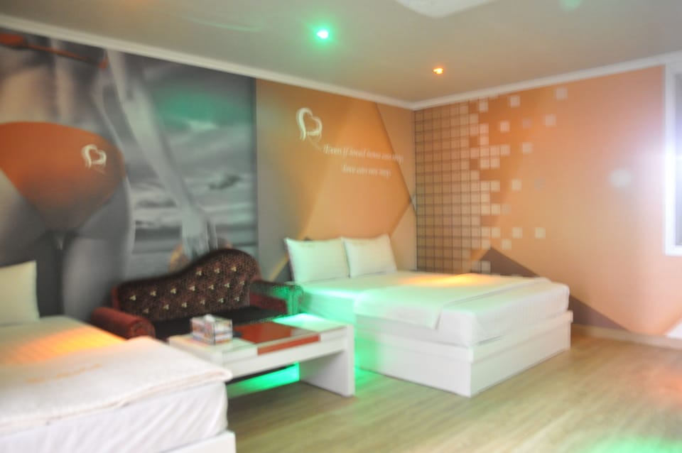 Twin Room - Extra person charge 10,000 KRW on site more than 2 people | Soundproofing, iron/ironing board, free WiFi, wheelchair access