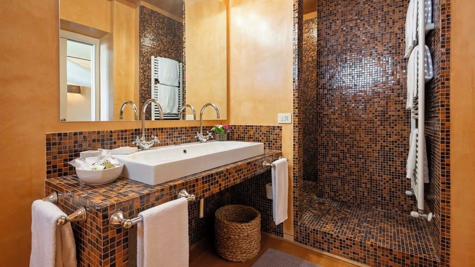 Junior Suite, 1 Queen Bed, Terrace, Valley View | Bathroom | Shower, free toiletries, hair dryer, bathrobes