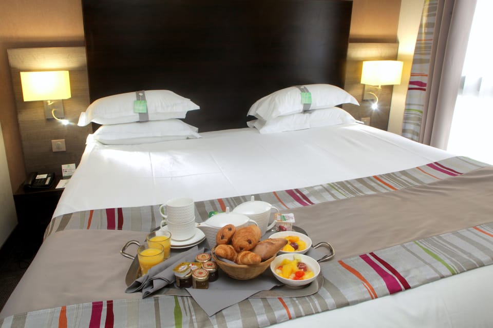 Premium Room, 1 King Bed | Premium bedding, in-room safe, desk, laptop workspace