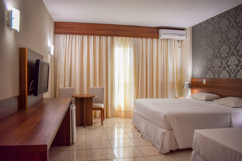 Deluxe Room | Hypo-allergenic bedding, minibar, blackout drapes, free WiFi