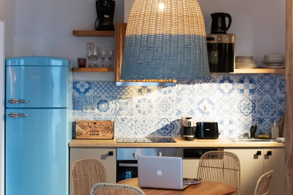 Full-size fridge, microwave, oven, stovetop