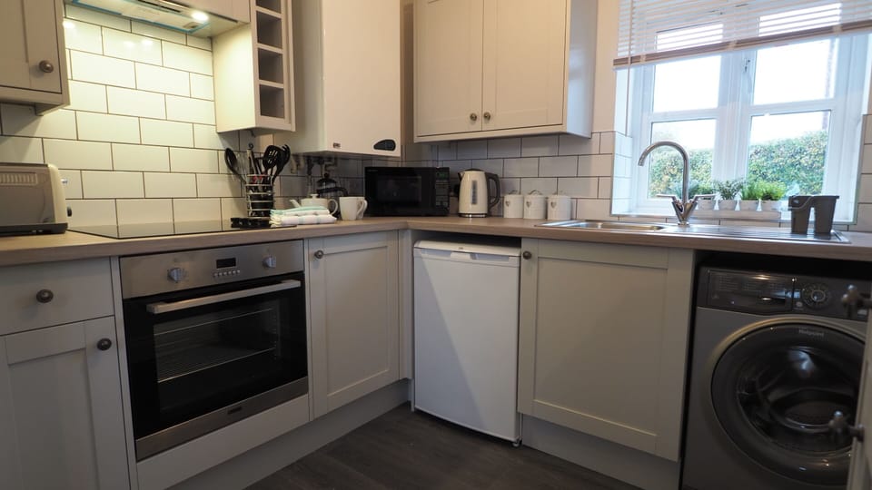 Family Cottage, Private Bathroom, Garden View | Shared kitchen | Highchair