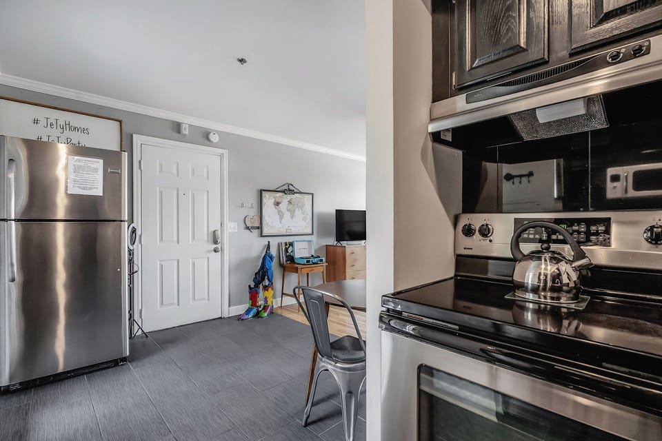 My sister and I booked this Airbnb for a last-minute trip to Nashville. The listing was everything we expected, and exactly as advertised! Jessica and Tyler are super responsive and helpful for any issues you may have. We absolutely love the condo, and the
