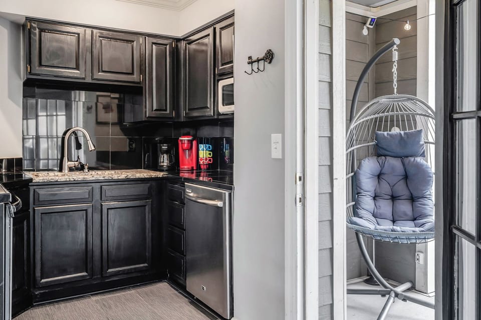 The location was super close to everything as advertised!! We parked our car and we walked everywhere. Broadway is a 10min walk which is where we wanted to go. Plenty of bar, food and shopping within 10min walk. Perfect location if your new to Nashville!! 