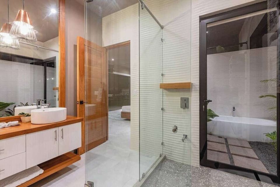 Master Bedroom Private ensuite. indoor shower with outdoor tropical garden and open air bathtub