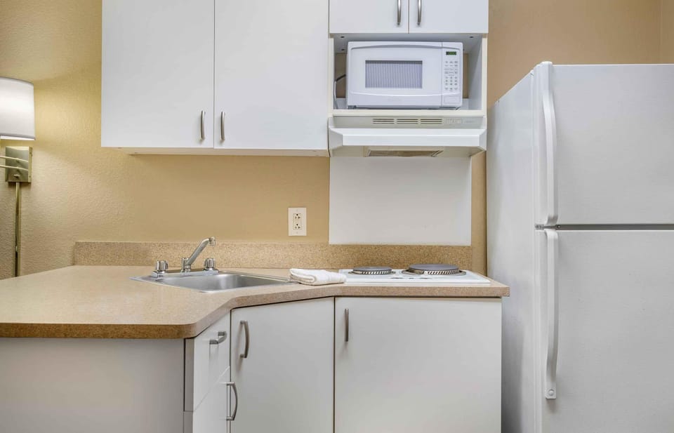 Coffee/tea maker, fridge, microwave, stovetop