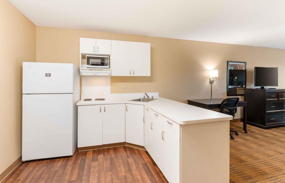 Coffee/tea maker, fridge, microwave, stovetop