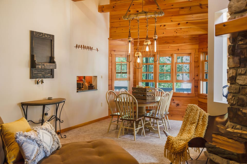 Dining area with seating for 6