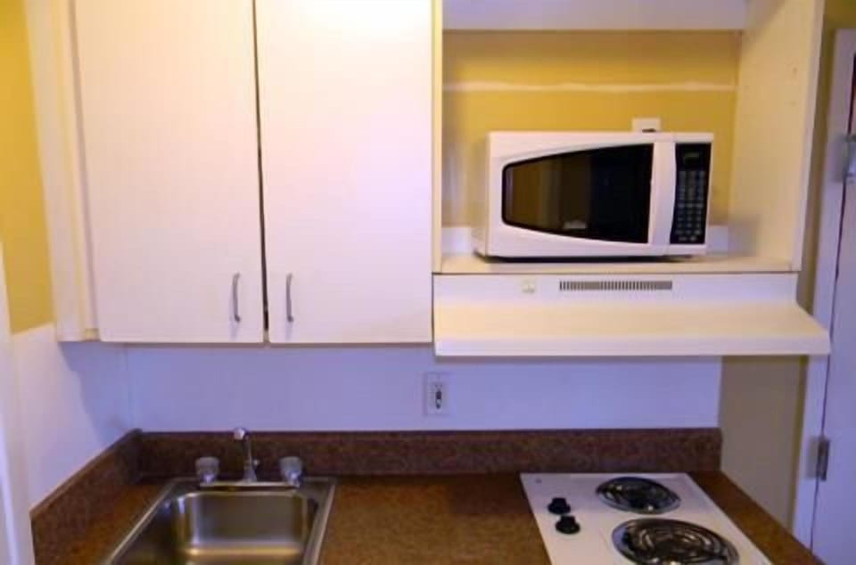 Coffee/tea maker, fridge, microwave