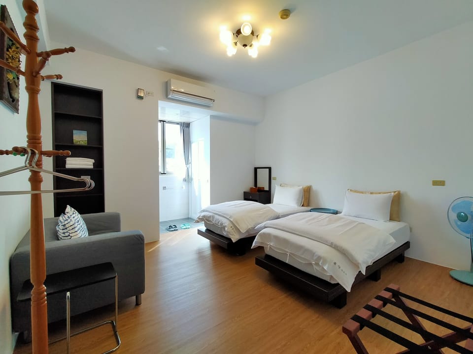 Elite Double or Twin Room, 2 Twin Beds, Mountain View | Blackout drapes, free WiFi, bed sheets