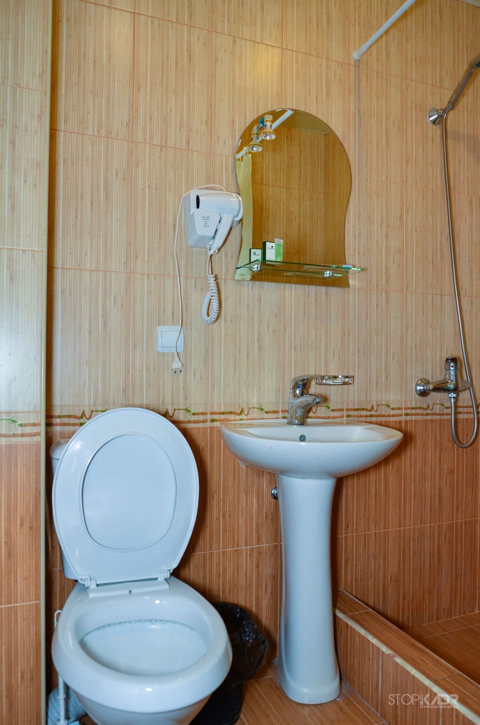 Standard Single Room | Bathroom | Shower, free toiletries, hair dryer, slippers