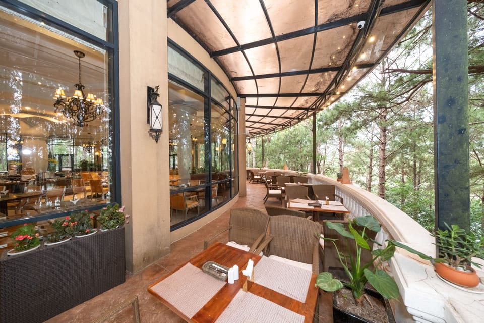 2 restaurants; breakfast, lunch, and dinner served