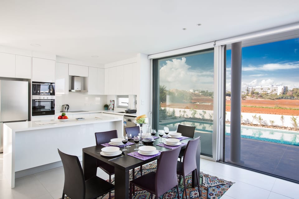 Dining Area with table and chairs to seat 6 persons