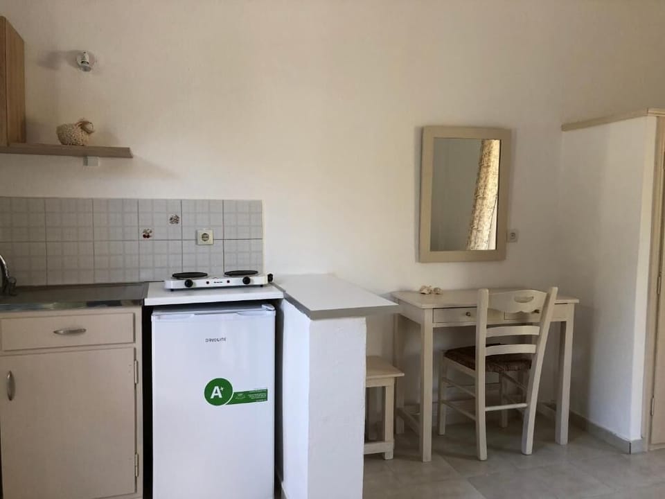 Full-size fridge, stovetop, electric kettle, cookware/dishes/utensils