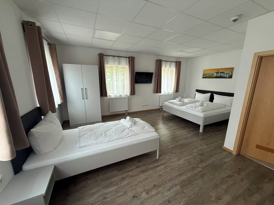 Quadruple Room, Ensuite | Desk, blackout drapes, soundproofing, WiFi (free)