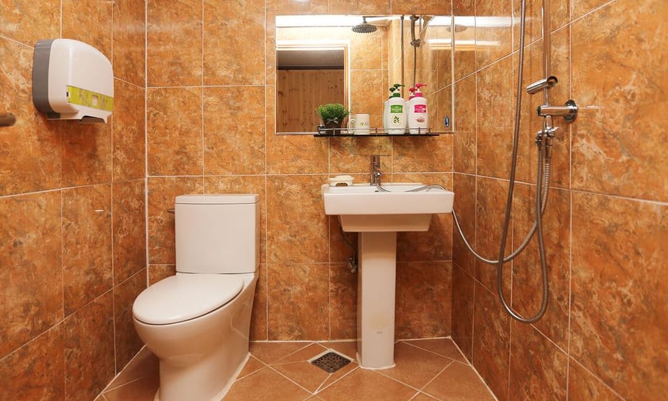 Grand Room | Bathroom | Shower, free toiletries, hair dryer, towels