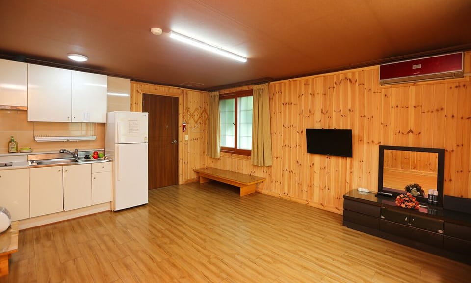Family Room | Premium bedding, free WiFi