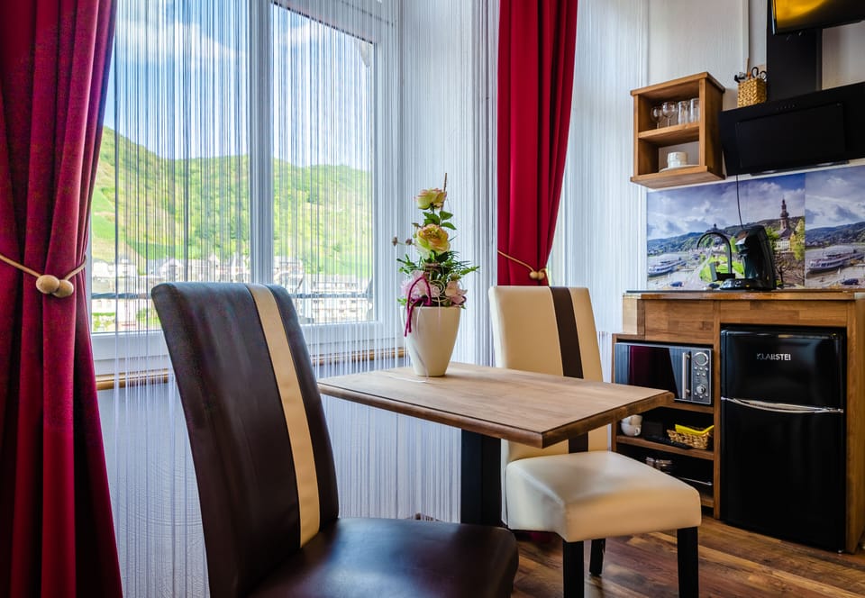 Studio (Haus Landsknecht - Erker Apartments) | In-room dining