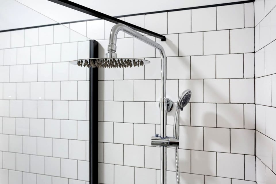 Family Twin Room | Bathroom | Shower, rainfall showerhead, free toiletries, hair dryer
