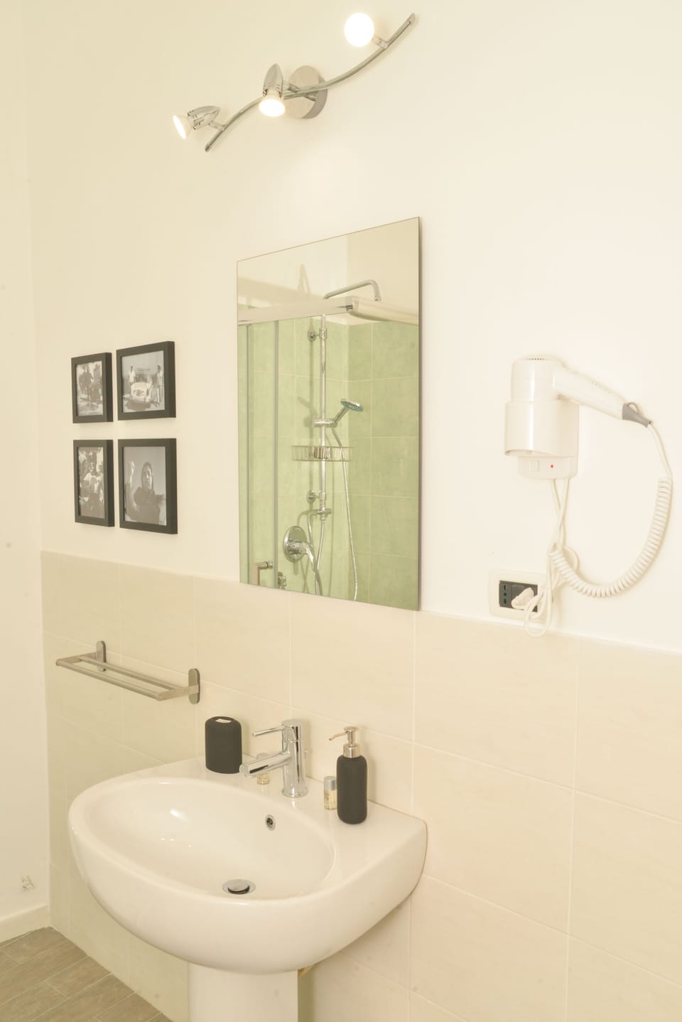 Twin Room | Bathroom | Free toiletries, bidet, towels