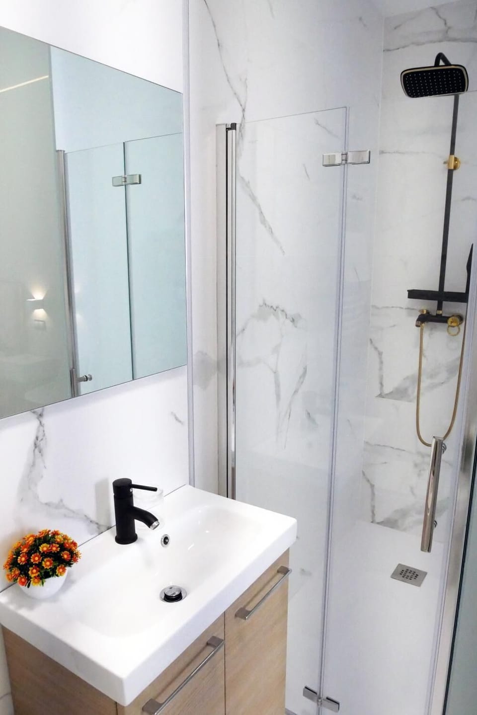 Shower, rainfall showerhead, towels