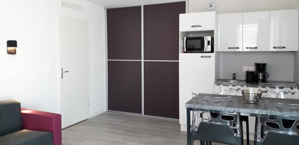 Apartment (Grand lit double ou 2 lits simples) | Private kitchenette | Microwave, dishwasher, electric kettle, toaster