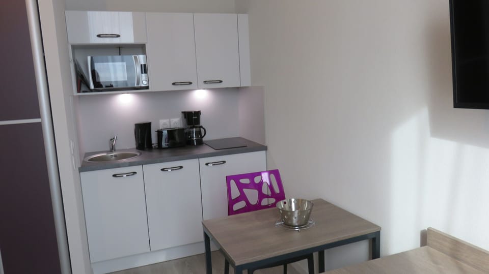 Studio | Private kitchenette | Microwave, dishwasher, electric kettle, toaster