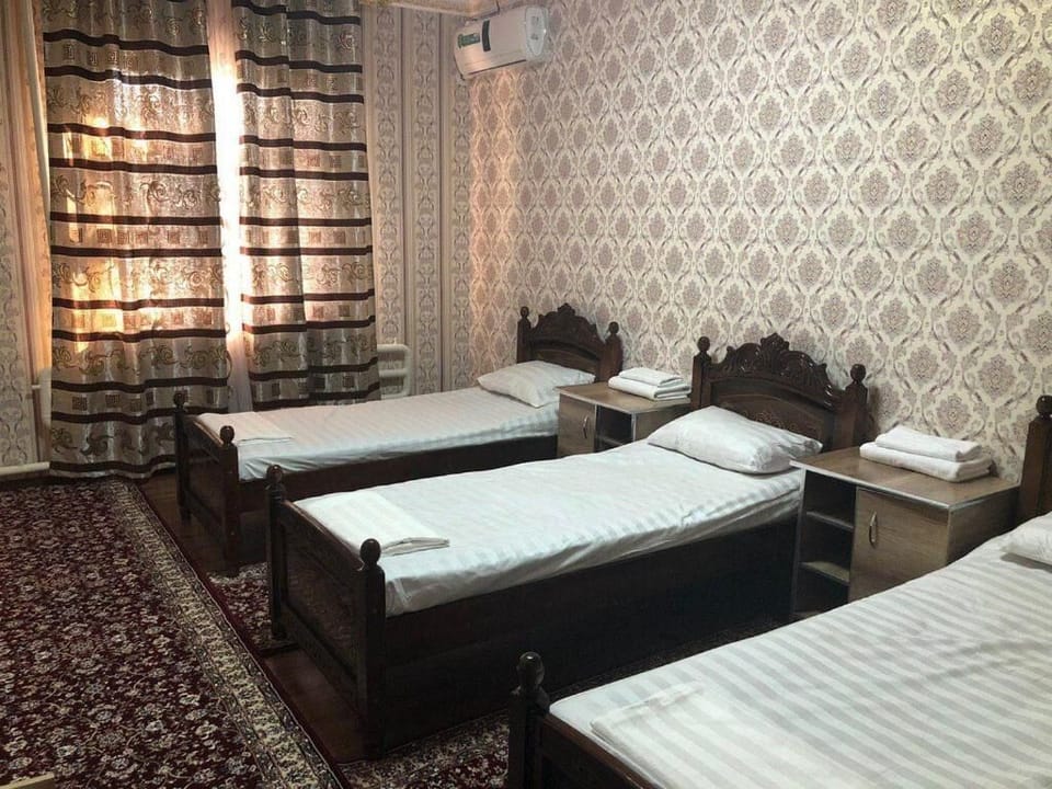 Luxury Triple Room | In-room safe, bed sheets