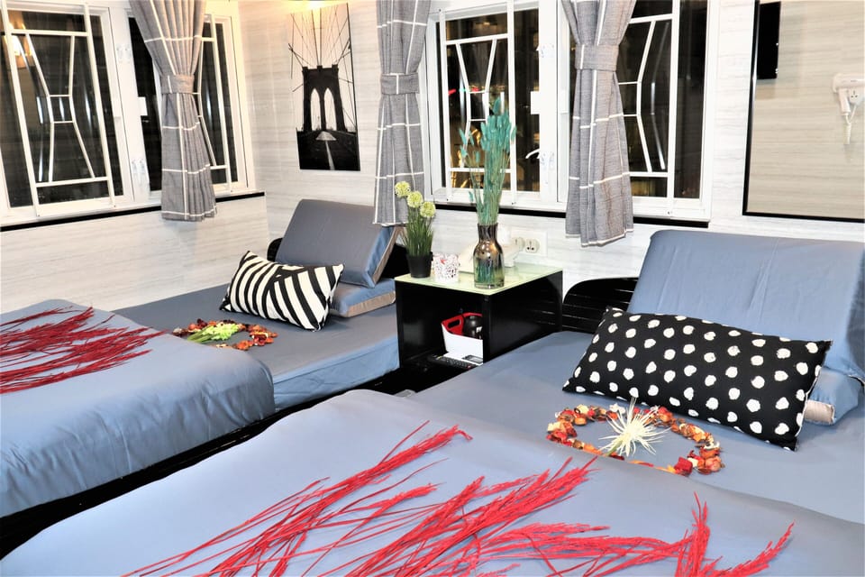 Deluxe Quadruple Room | Blackout drapes, free WiFi, bed sheets