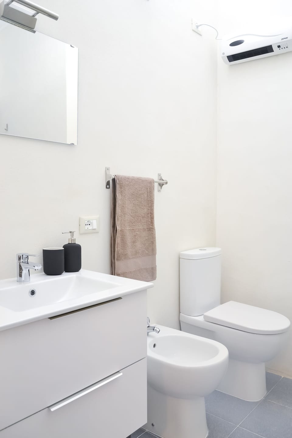 Design Double or Twin Room, Balcony, Garden View (Porta Venezia) | Bathroom | Shower, hair dryer, bathrobes, bidet