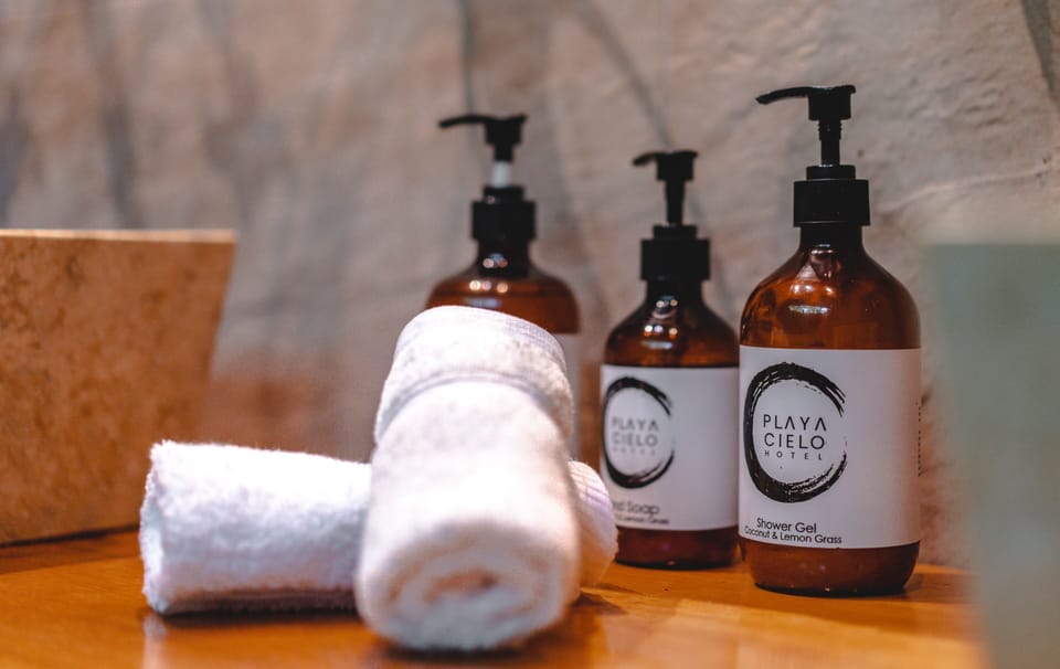 Beachfront Luxury Family Villa - Tortuga | Bathroom | Shower, free toiletries, hair dryer, towels